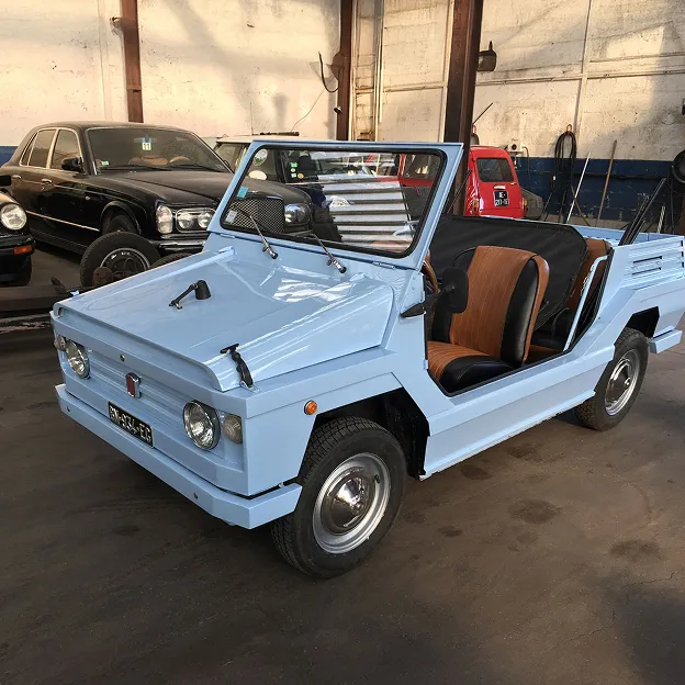 Voiture bleu clair décapotable garée à l'intérieur, avec d'autres véhicules en arrière-plan à Nanterre en Hauts-de-Seine 92