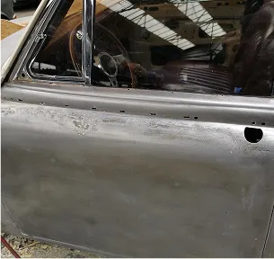 Vieille voiture restaurée, vue de côté, porte et intérieur visibles à Nanterre en Hauts-de-Seine 92